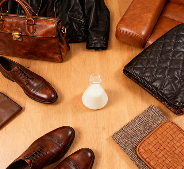 Dispersão aquosa de poliuretano e policarbonato para revestimento de superfícies de couro e têxteis.